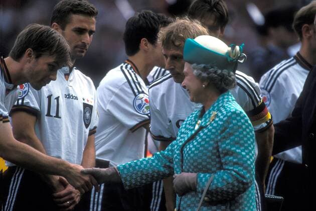 Fußball, EM Finale 1996 in London, Deutschland - Tschechien 2:1 n.V. Queen Elizabeth II. (Großbritannien, re.) wird von Jürgen Klinsmann (verdeckt, 2.v.re.) Mitspieler Thomas Helmer (li.), Stefan Kuntz (alle Deutschland, 2.v.li.) vorgestellt Fußball Länderspiel Herren EM 1996, Nationalmannschaft, Nationaltrikot, Finale, Endspiel Gruppe London Fußball Länderspiel Herren EM 1996, Nationalmannschaft, Nationaltrikot, Finale, Endspiel Gruppe London