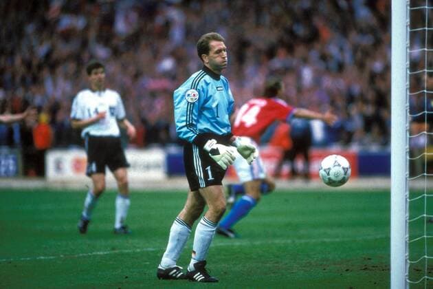 Fußball, EM Finale 1996 in London, Deutschland - Tschechien 2:1 n.V. Torwart Andreas Köpke (Deutschland) holt enttäuscht den Ball aus dem Tor Fußball Länderspiel Herren EM 1996, Nationalmannschaft, Nationaltrikot, Finale, Endspiel, Deutschland - Tschechien 2:1 n.V. Einzelbild London Enttäuschung, Nachdenklichkeit, Fußball Länderspiel Herren EM 1996, Nationalmannschaft, Nationaltrikot, Finale, Endspiel, Deutschland - Tschechien 2:1 n.V. Einzelbild London Enttäuschung, Nachdenklichkeit,