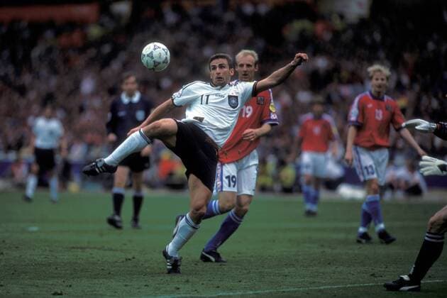 Fußball, EM Finale 1996 in London, Deutschland - Tschechien 2:1 n.V. Stefan Kuntz (Deutschland, li.) zieht ab, dahinter Karel Rada (Tschechien) Fußball Länderspiel Herren EM 1996, Nationalmannschaft, Nationaltrikot, Finale, Endspiel, Deutschland - Tschechien 2:1 n.V. Gruppe London Dynamik, Fußball Länderspiel Herren EM 1996, Nationalmannschaft, Nationaltrikot, Finale, Endspiel, Deutschland - Tschechien 2:1 n.V. Gruppe London Dynamik,