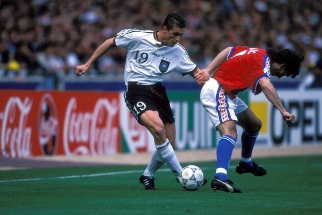Fußball, EM Finale 1996 in London, Deutschland - Tschechien 2:1 n.V. Thomas Strunz (Deutschland, li.) gegen Jiri Nemec (Tschechien) Fußball Länderspiel Herren EM 1996, Nationalmannschaft, Nationaltrikot, Finale, Endspiel, Deutschland - Tschechien 2:1 n.V. Gruppe London Dynamik, Fußball Länderspiel Herren EM 1996, Nationalmannschaft, Nationaltrikot, Finale, Endspiel, Deutschland - Tschechien 2:1 n.V. Gruppe London Dynamik,