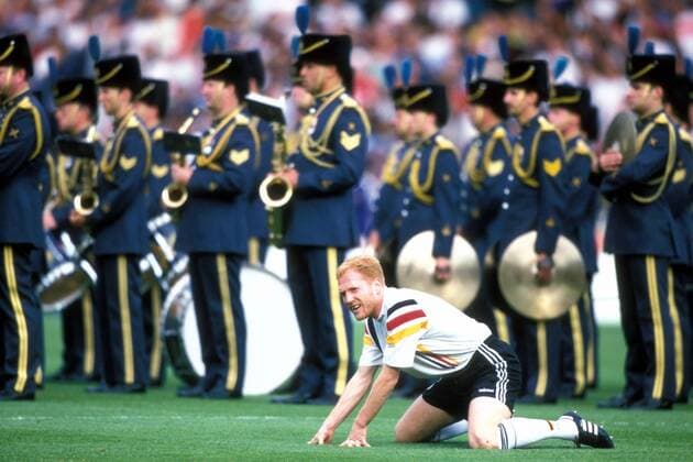 Fußball, EM Finale 1996 in London, Deutschland - Tschechien 2:1 n.V. Matthias Sammer (Deutschland) kniet am Boden vor einer Musikkapelle Fußball Länderspiel Herren EM 1996, Nationalmannschaft, Finale, Endspiel Totale London Komik, Skepsis, Nachdenklichkeit, Fußball Länderspiel Herren EM 1996, Nationalmannschaft, Finale, Endspiel Totale London Komik, Skepsis, Nachdenklichkeit,