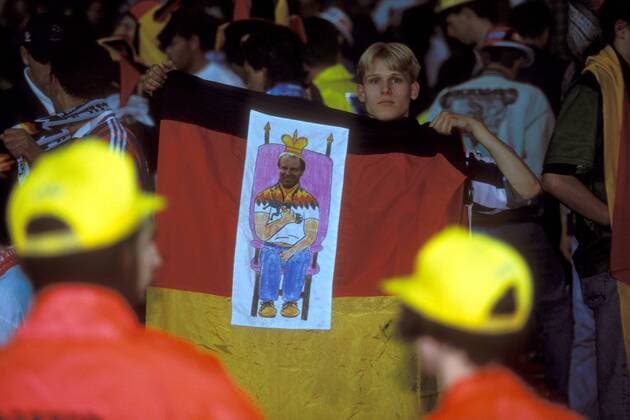 Fußball, EM Finale 1996 in London, Deutschland - Tschechien 2:1 n.V. Deutscher Fan fordert auf seiner Fahne mittels einer Karikatur, dass Bundestrainer Berti Vogts (Deutschland) zum König von England werden soll Fußball Länderspiel Herren EM 1996, Nationalmannschaft, Finale, Endspiel Einzelbild London Fußball Länderspiel Herren EM 1996, Nationalmannschaft, Finale, Endspiel Einzelbild London