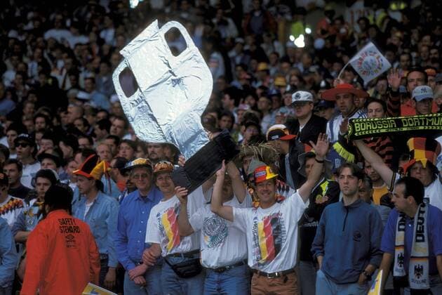 Fußball, EM Finale 1996 in London, Deutschland - Tschechien 2:1 n.V. Deutsche Fans fordern mit einer Imitation des Europameisterschaftspokals den Titelgewinn Fußball Länderspiel Herren EM 1996, Nationalmannschaft, Finale, Endspiel Totale London Fußball Länderspiel Herren EM 1996, Nationalmannschaft, Finale, Endspiel Totale London