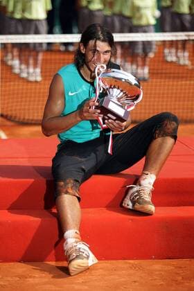 Rafael Nadal (Spanien) prüft nach dem Gewinn des Finales der Monte Carlo Open 2007 seinen Pokal auf Echtheit Tennis Herren Monte Carlo Open 2007, Masters Series, ATP Tour, Finale, Endspiel Einzelbild Monte Carlo Freude, Tennis Herren Monte Carlo Open 2007, Masters Series, ATP Tour, Finale, Endspiel Einzelbild Monte Carlo Freude,