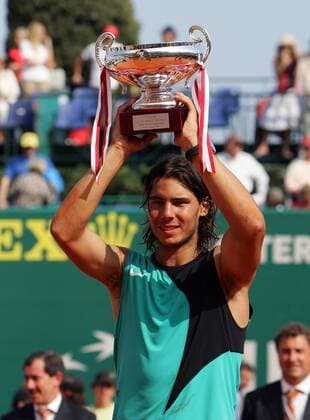 Rafael Nadal (Spanien) präsentiert nach dem Gewinn des Finales der Monte Carlo Open 2007 seine Trophäe Tennis Herren Monte Carlo Open 2007, Masters Series, ATP Tour, Finale, Endspiel Einzelbild Monte Carlo Freude, Tennis Herren Monte Carlo Open 2007, Masters Series, ATP Tour, Finale, Endspiel Einzelbild Monte Carlo Freude,
