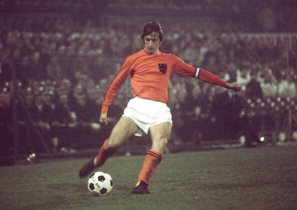 Johan Cruyff (Niederlande) am Ball Fußball Länderspiel Herren WM Qualifikation 1973, Nationalmannschaft, Nationaltrikot Einzelbild Amsterdam Dynamik, Fußball Länderspiel Herren WM Qualifikation 1973, Nationalmannschaft, Nationaltrikot Einzelbild Amsterdam Dynamik,