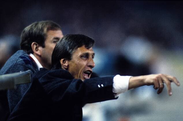 Trainer Johan Cruyff (FC Barcelona) gibt lautstark Anweisungen - Fußball Herren Primera Division 1988 1989, 1. Spanische Liga, Barca Einzelbild Barcelona Fußball Herren Primera Division 1988 1989, 1. Spanische Liga, Barca Einzelbild Barcelona