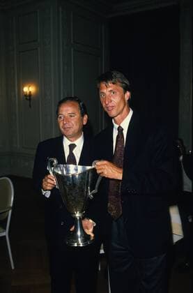 Trainer Johan Cruyff (re.) und Präsident Josep Nunez (beide FC Barcelona) mit dem Europapokal der Pokalsieger - Fußball EC 2 Herren Europapokal der Pokalsieger 1988 1989, Europacup, Barca Gruppe Aufnahmedatum geschätzt Fußball EC 2 Herren Europapokal der Pokalsieger 1988 1989, Europacup, Barca Gruppe Aufnahmedatum geschätzt