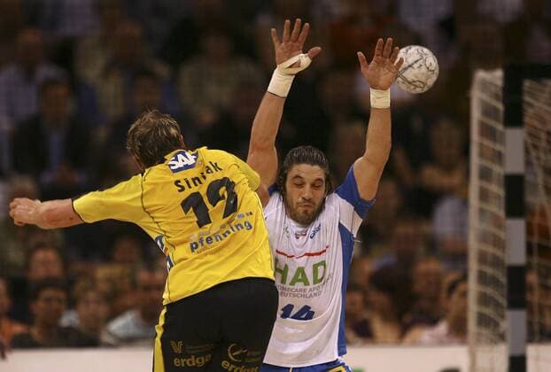 Bertrand Gille (Hamburg) im Zweikampf Handball Herren DHB Pokal 2006 2007, Pokalspiel, Final Four, FinalFour, 4, Finalrunde, Endrunde Gruppe o0 Halbfinale Hamburg Dynamik, Abwehr Handball Herren DHB Pokal 2006 2007, Pokalspiel, Final Four, FinalFour, 4, Finalrunde, Endrunde Gruppe o0 Halbfinale Hamburg Dynamik, Abwehr
