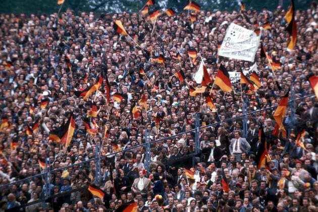 Deutsche Fans schwenken ihre Nationalfahnen Fußball Länderspiel Herren EM 1972, Nationalmannschaft, Deutschland, Vdia, BRD, BR, Totale Finale Endspiel Brüssel Fußball Länderspiel Herren EM 1972, Nationalmannschaft, Deutschland, Vdia, BRD, BR, Totale Finale Endspiel Brüssel