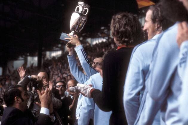 Europameister 1972 BR Deutschland: Franz Beckenbauer (li.) präsentiert die Coupe Henri Delaunay auf der Ehrentribüne Fußball Länderspiel Herren EM 1972, Nationalmannschaft, BRD, Europameister, Siegerehrung, Podium, Podest, Vdia Gruppe Finale Endspiel Brüssel Freude, Begeisterung, Fußball Länderspiel Herren EM 1972, Nationalmannschaft, BRD, Europameister, Siegerehrung, Podium, Podest, Vdia Gruppe Finale Endspiel Brüssel Freude, Begeisterung,