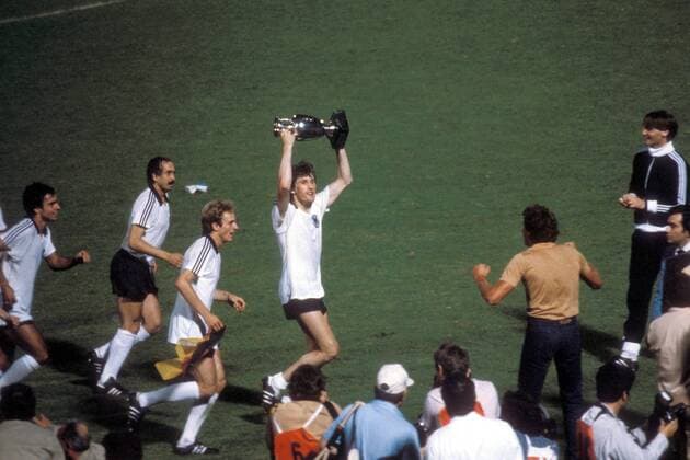 Europameister 1980 BR Deutschland v.re.: Manfred Kaltz mit der Coupe Henri Delaunay, Karl Heinz Rummenigge, Ulli Stielike und Hansi Müller auf der Ehrenrunde Fußball Herren EM 1980, Nationalmannschaft, Nationaltrikot, BRD, Vdia Totale Finale Endspiel Rom Freude, Fußball Herren EM 1980, Nationalmannschaft, Nationaltrikot, BRD, Vdia Totale Finale Endspiel Rom Freude,