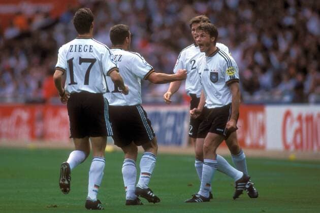 Thomas Helmer (re.), Torschütze Stefan Kuntz (2.v.li.), Christian Ziege (li.) und Stefan Reuter (alle Deutschland, verdeckt) jubeln Fußball Länderspiel Herren EM 1996, Nationalmannschaft, Nationaltrikot Gruppe Halbfinale London Begeisterung, Freude, Fußball Länderspiel Herren EM 1996, Nationalmannschaft, Nationaltrikot Gruppe Halbfinale London Begeisterung, Freude,