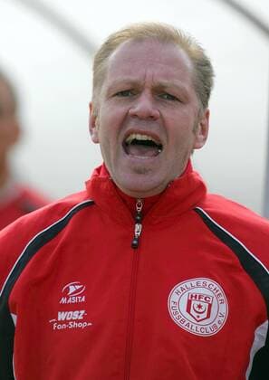 Trainer Detlef Schößler (Halle) gibt lautstark Anweisungen Fußball Herren NOFV Oberliga Nordost Süd 2006 2007, Hallescher FC Porträt Halle Enttäuschung, Fußball Herren NOFV Oberliga Nordost Süd 2006 2007, Hallescher FC Porträt Halle Enttäuschung,