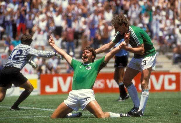 Klaus Allofs (li.) und Rudi Völler (beide BR Deutschland) - Torjubel Fußball Länderspiel Herren WM 1986, Nationalmannschaft, Nationaltrikot, Argentinien - BRD 3:2, Vdia Gruppe Finale Endspiel Mexiko Stadt Mexico City Freude, Begeisterung, Fußball Länderspiel Herren WM 1986, Nationalmannschaft, Nationaltrikot, Argentinien - BRD 3:2, Vdia Gruppe Finale Endspiel Mexiko Stadt Mexico City Freude, Begeisterung,