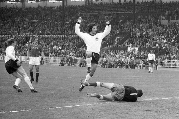 Gerd Müller (2.v.re.) und Hans Georg Schwarzenbeck (beide BR Deutschland, li.) bejubeln das 3:0, Torwart Evgueni Rudakov (Sowjetunion) geschlagen am Boden Fußball Länderspiel Herren EM 1972, Nationalmannschaft, Nationaltrikot, BRD - SU 3:0, Finale Endspiel, Vneg Vsw Gruppe Heyselstadion Heysel Stadion Brüssel Freude, Enttäuschung, Fußball Länderspiel Herren EM 1972, Nationalmannschaft, Nationaltrikot, BRD - SU 3:0, Finale Endspiel, Vneg Vsw Gruppe Heyselstadion Heysel Stadion Brüssel Freude, Enttäuschung,