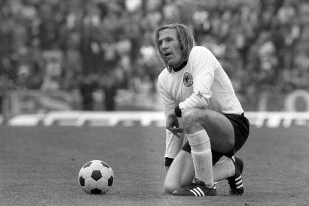 Günter Netzer (BR Deutschland) - Kniefall vor dem Ball Fußball Länderspiel Herren EM 1972, Nationalmannschaft, Nationaltrikot, BRD, Finale Endspiel, Vneg Vsw Einzelbild Brüssel Fußball Länderspiel Herren EM 1972, Nationalmannschaft, Nationaltrikot, BRD, Finale Endspiel, Vneg Vsw Einzelbild Brüssel