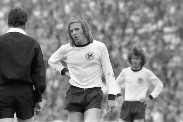 Günter Netzer (BR Deutschland) mit FIFA Schiedsrichter Ferdinand Marschall (Österreich) im Gespräch Fußball Länderspiel Herren EM 1972, Nationalmannschaft, Nationaltrikot, BRD, Finale Endspiel, Vneg Vsw Gruppe Brüssel Fußball Länderspiel Herren EM 1972, Nationalmannschaft, Nationaltrikot, BRD, Finale Endspiel, Vneg Vsw Gruppe Brüssel