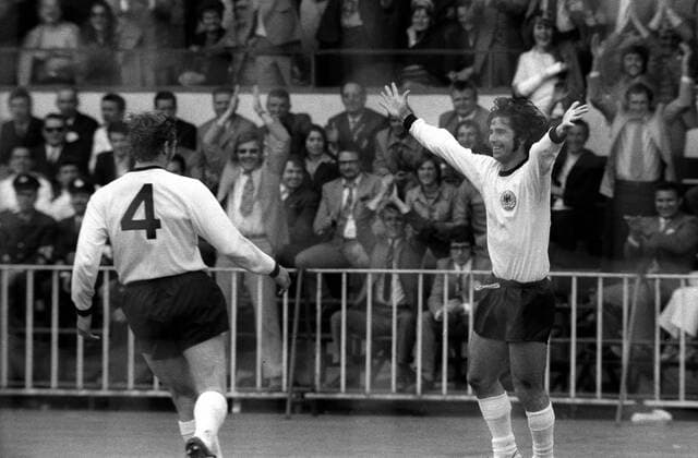 Torjubel BR Deutschland: Gerd Müller (re.) und Hans Georg Schwarzenbeck Fußball Länderspiel Herren EM 1972, Nationalmannschaft, Nationaltrikot, BRD, Finale Endspiel, Vneg Vsw Gruppe Brüssel Freude, Begeisterung, Fußball Länderspiel Herren EM 1972, Nationalmannschaft, Nationaltrikot, BRD, Finale Endspiel, Vneg Vsw Gruppe Brüssel Freude, Begeisterung,