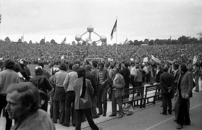 Kurz vor dem Abpfiff ist die deutsche Nationalfahne im Heyselstadion schon gehißt und die Fans drängeln sich am Spielfeldrand um den neuen Europameister zu feiern Fußball Länderspiel Herren EM 1972, Nationalmannschaft, BRD, Finale Endspiel, BR Deutschland, Vneg Vsw Totale Heyselstadion Heysel Stadion Brüssel Spannung, Fußball Länderspiel Herren EM 1972, Nationalmannschaft, BRD, Finale Endspiel, BR Deutschland, Vneg Vsw Totale Heyselstadion Heysel Stadion Brüssel Spannung,