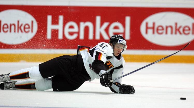 Philip Gogulla (Deutschland) - Eishockey WM Herren Weltmeisterschaft 2007, Länderspiel, Nationalmannschaft, Nationaltrikot Einzelbild Mytischi, Moskau Dynamik, Eishockey WM Herren Weltmeisterschaft 2007, Länderspiel, Nationalmannschaft, Nationaltrikot Einzelbild Mytischi, Moskau Dynamik,