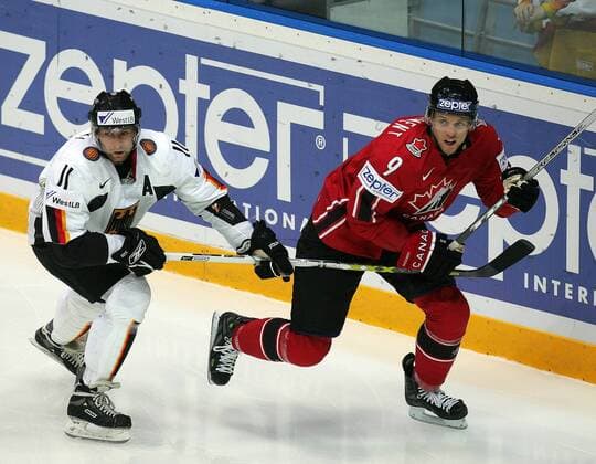 Sven Felski (Deutschland, li.) gegen Jay McClement (Kanada) - Eishockey WM Herren Weltmeisterschaft 2007, Länderspiel, Nationalmannschaft, Nationaltrikot, Deutschland - Kanada 2:3 Gruppe Mytischi, Moskau Eishockey WM Herren Weltmeisterschaft 2007, Länderspiel, Nationalmannschaft, Nationaltrikot, Deutschland - Kanada 2:3 Gruppe Mytischi, Moskau