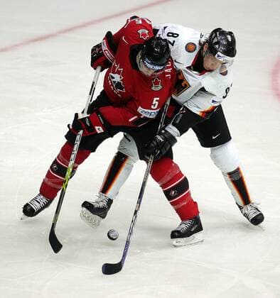 Philip Gogulla (Deutschland, re.) gegen Barret Jackman (Kanada) - Eishockey WM Herren Weltmeisterschaft 2007, Länderspiel, Nationalmannschaft, Nationaltrikot, Deutschland - Kanada 2:3 Gruppe Mytischi, Moskau Eishockey WM Herren Weltmeisterschaft 2007, Länderspiel, Nationalmannschaft, Nationaltrikot, Deutschland - Kanada 2:3 Gruppe Mytischi, Moskau