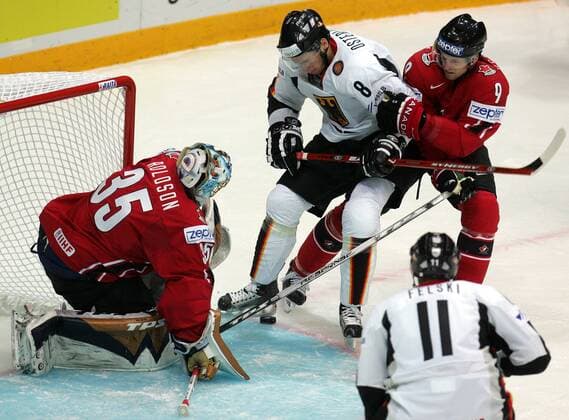 Sebastian Osterloh (Deutschland, Mitte) gegen Torwart Dwayne Roloson und Jay McClement (beide Kanada) - Eishockey WM Herren Weltmeisterschaft 2007, Länderspiel, Nationalmannschaft, Nationaltrikot, Deutschland - Kanada 2:3 Gruppe Mytischi, Moskau Abwehr, Dynamik, Eishockey WM Herren Weltmeisterschaft 2007, Länderspiel, Nationalmannschaft, Nationaltrikot, Deutschland - Kanada 2:3 Gruppe Mytischi, Moskau Abwehr, Dynamik,