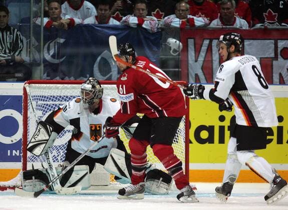 Rick Nash (Kanada, Mitte) gegen Torwart Dimitrij Kotschnew und Sebastian Osterloh (beide Deutschland) - Eishockey WM Herren Weltmeisterschaft 2007, Länderspiel, Nationalmannschaft, Nationaltrikot, Deutschland - Kanada 2:3 Gruppe Mytischi, Moskau Eishockey WM Herren Weltmeisterschaft 2007, Länderspiel, Nationalmannschaft, Nationaltrikot, Deutschland - Kanada 2:3 Gruppe Mytischi, Moskau