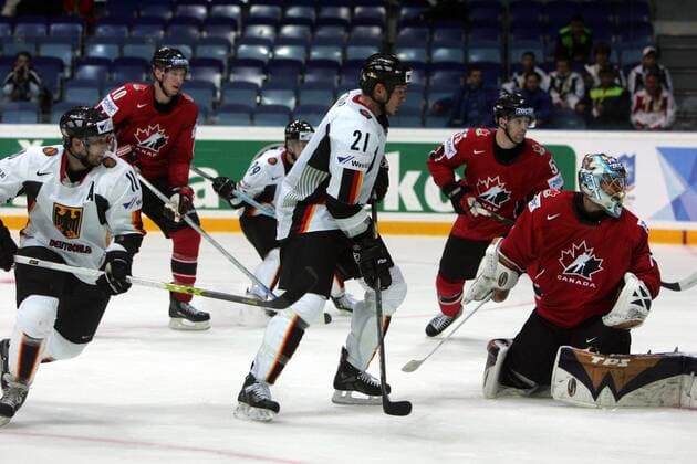Sven Felski (li.), John Tripp (Mitte, beide Deutschland) und Torwart Dwayne Roloson (Kanada) - Eishockey WM Herren Weltmeisterschaft 2007, Länderspiel, Nationalmannschaft, Nationaltrikot, Deutschland - Kanada 2:3 Gruppe Mytischi, Moskau Eishockey WM Herren Weltmeisterschaft 2007, Länderspiel, Nationalmannschaft, Nationaltrikot, Deutschland - Kanada 2:3 Gruppe Mytischi, Moskau