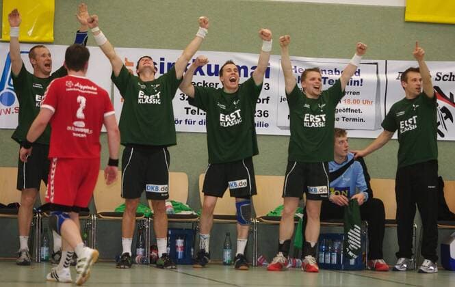 Erstklassig - Füchse Berlin bejubeln den Aufstieg - v.li. Andrius Stelmokas, Sascha Detlof, Markus Richwien und Konrad Wilczynski Handball 2. BL Herren Saison 2006 2007, Nord, HSG Augustdorf Hövelhof - Reinickendorfer Füchse 23:36, Reinickendorf Gruppe Augustdorf Freude, Handball 2. BL Herren Saison 2006 2007, Nord, HSG Augustdorf Hövelhof - Reinickendorfer Füchse 23:36, Reinickendorf Gruppe Augustdorf Freude,