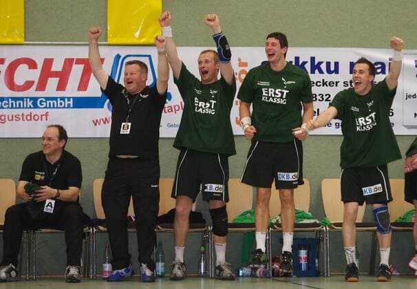 Erstklassig - Füchse Berlin bejubeln den Aufstieg - v.li. Trainer Jörn Uwe Lommel, Betreuer Detlef Klavehn, Andrius Stelmokas, Sascha Detlof und Markus Richwien Handball 2. BL Herren Saison 2006 2007, Nord, Reinickendorfer Füchse, Reinickendorf Gruppe Augustdorf Freude, Handball 2. BL Herren Saison 2006 2007, Nord, Reinickendorfer Füchse, Reinickendorf Gruppe Augustdorf Freude,