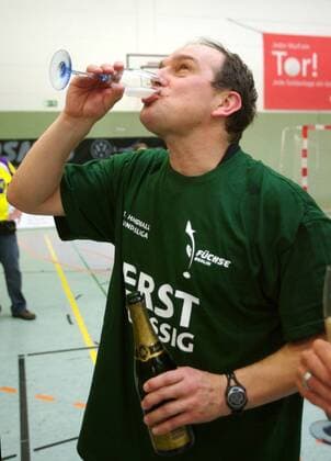 Trainer Jörn Uwe Lommel (Füchse Berlin) gönnt sich nach dem gelungenen Aufstieg ein Glas Sekt Handball 2. BL Herren Saison 2006 2007, Nord, Reinickendorfer Füchse, Berlin, Reinickendorf Einzelbild Augustdorf Freude, Begeisterung, Handball 2. BL Herren Saison 2006 2007, Nord, Reinickendorfer Füchse, Berlin, Reinickendorf Einzelbild Augustdorf Freude, Begeisterung,