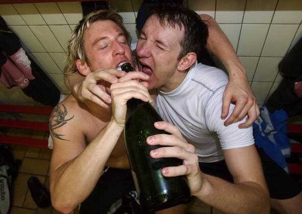 Sebastian Römling (li.) und Torwart Petr Stochl (beide Füchse Berlin) feiern den Aufstieg und schütten gleich flaschenweise Sekt in sich hinein Handball 2. BL Herren Saison 2006 2007, Nord, Reinickendorfer Füchse, Berlin, Reinickendorf, Gruppe Augustdorf Freude, Begeisterung, Handball 2. BL Herren Saison 2006 2007, Nord, Reinickendorfer Füchse, Berlin, Reinickendorf, Gruppe Augustdorf Freude, Begeisterung,