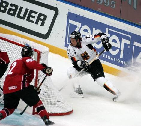 John Tripp (Deutschland, re.) - Eishockey WM Herren Weltmeisterschaft 2007, Länderspiel, Nationalmannschaft, Nationaltrikot, Deutschland - Kanada 2:3 Gruppe Mytischi, Moskau Dynamik, Eishockey WM Herren Weltmeisterschaft 2007, Länderspiel, Nationalmannschaft, Nationaltrikot, Deutschland - Kanada 2:3 Gruppe Mytischi, Moskau Dynamik,
