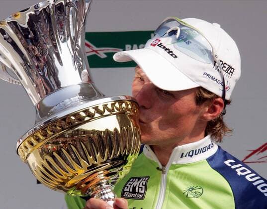 Siegerehrung Lüttich Bastogne Lüttich 2007: Danilo di Luca (Italien Liquigas) küsst den Siegerpokal Radsport Herren 93. Lüttich Bastogne Lüttich 2007, ProTour, Straßenradsport, Straße, Rad, Vdig Einzelbild Lüttich Freude, Begeisterung, Radsport Herren 93. Lüttich Bastogne Lüttich 2007, ProTour, Straßenradsport, Straße, Rad, Vdig Einzelbild Lüttich Freude, Begeisterung,