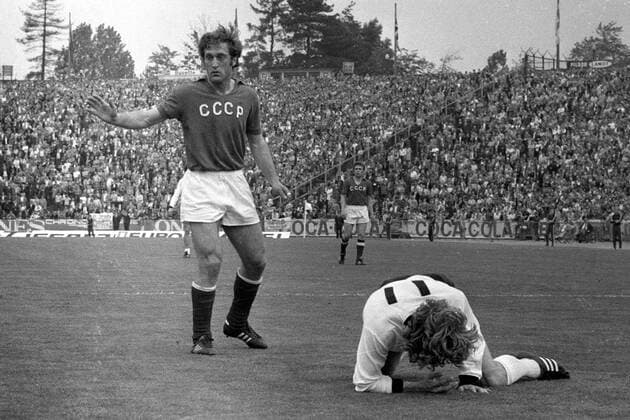 Revaz Dzodzuashvili (UdSSR, li.) gibt sich unschuldig, Erwin Kremers (BR Deutschland) am Boden Fußball Länderspiel Herren EM 1972, Nationalmannschaft, Nationaltrikot, BRD - SU 3:0, UdSSR, Finale Endspiel Vneg Vsw Gruppe Brüssel Fußball Länderspiel Herren EM 1972, Nationalmannschaft, Nationaltrikot, BRD - SU 3:0, UdSSR, Finale Endspiel Vneg Vsw Gruppe Brüssel