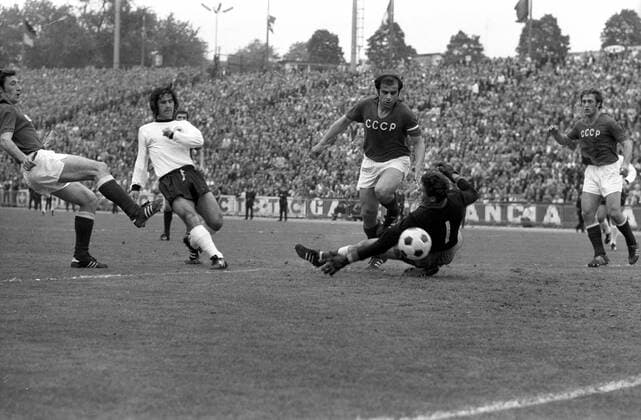 Gerd Müller (BR Deutschland, 2.v.li.) erzielt gegen Murtaz Khurtsilava (3.v.re.) und Torwart Evgeni Rudakov (beide UdSSR) das 3:0 Fußball Länderspiel Herren EM 1972, Nationalmannschaft, Nationaltrikot, BRD - SU 3:0, UdSSR, Finale Endspiel Vneg Vsw Gruppe Brüssel Dynamik, Fußball Länderspiel Herren EM 1972, Nationalmannschaft, Nationaltrikot, BRD - SU 3:0, UdSSR, Finale Endspiel Vneg Vsw Gruppe Brüssel Dynamik,