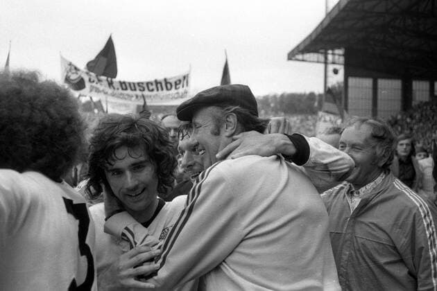 Europameister 1972 BR Deutschland: Gerd Müller (li.), Bundestrainer Helmut Schön (re.) und Horst Dieter Höttges - Siegesjubel Fußball Länderspiel Herren EM 1972, Nationalmannschaft, Nationaltrikot, BRD, Finale Endspiel Vneg Vsw Gruppe Brüssel Freude, Begeisterung, Fußball Länderspiel Herren EM 1972, Nationalmannschaft, Nationaltrikot, BRD, Finale Endspiel Vneg Vsw Gruppe Brüssel Freude, Begeisterung,