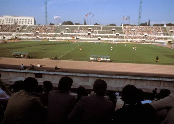 Bei der Partie zwischen BR Deutschland und der CSSR herrscht auf den Rängen des Römischen Stadio Olimpico gähnende Leere Fußball Länderspiel Herren EM 1980, Nationalmannschaft, Gruppe A, BRD - Tschechoslowakei 1:0 Totale Stadio Olimpico, Stadion, Olympiastadion Rom Leere, Weite, Fußball Länderspiel Herren EM 1980, Nationalmannschaft, Gruppe A, BRD - Tschechoslowakei 1:0 Totale Stadio Olimpico, Stadion, Olympiastadion Rom Leere, Weite,