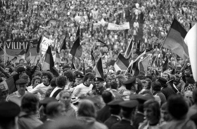 Europameister 1972 BR Deutschland v.li.: Jupp Heynckes (re.), Paul Breitner (2.v.li.) und Erwin Kremers (li.) im Fahnenmeer deutscher Fans Fußball Länderspiel Herren EM 1972, Nationalmannschaft, Nationaltrikot, BRD, Finale Endspiel Vneg Vsw Totale Brüssel Masse, Freude, Begeisterung, Fußball Länderspiel Herren EM 1972, Nationalmannschaft, Nationaltrikot, BRD, Finale Endspiel Vneg Vsw Totale Brüssel Masse, Freude, Begeisterung,