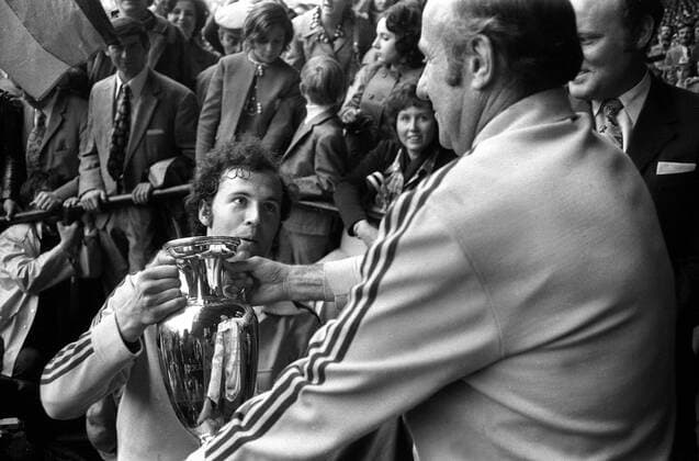 Europameister 1972 BR Deutschland: Franz Beckenbauer (li.) übergibt den Coupe Henri Delaunay an Bundestrainer Helmut Schön Fußball Länderspiel Herren EM 1972, Nationalmannschaft, BRD, Finale Endspiel Vneg Vsw Gruppe Brüssel Freude, Fußball Länderspiel Herren EM 1972, Nationalmannschaft, BRD, Finale Endspiel Vneg Vsw Gruppe Brüssel Freude,