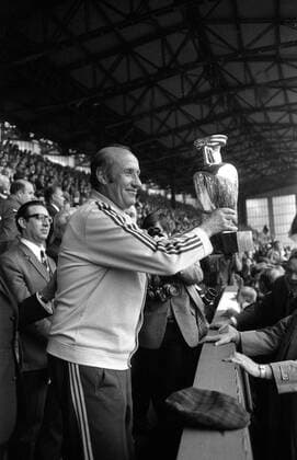 Europameister 1972 BR Deutschland: Bundestrainer Helmut Schön mit dem Coupe Henri Delaunay auf der Ehrentribüne Fußball Länderspiel Herren EM 1972, Nationalmannschaft, BRD, Finale Endspiel Vneg Vsw Einzelbild Brüssel Freude, Fußball Länderspiel Herren EM 1972, Nationalmannschaft, BRD, Finale Endspiel Vneg Vsw Einzelbild Brüssel Freude,