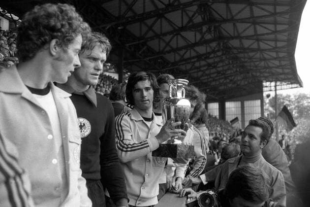 Europameister 1972 BR Deutschland v.li.: Herbert Wimmer, Torwart Sepp Maier und Gerd Müller mit dem Coupe Henri Delaunay Fußball Länderspiel Herren EM 1972, Nationalmannschaft, BRD, Finale Endspiel Vneg Vsw Gruppe Brüssel Freude, Fußball Länderspiel Herren EM 1972, Nationalmannschaft, BRD, Finale Endspiel Vneg Vsw Gruppe Brüssel Freude,
