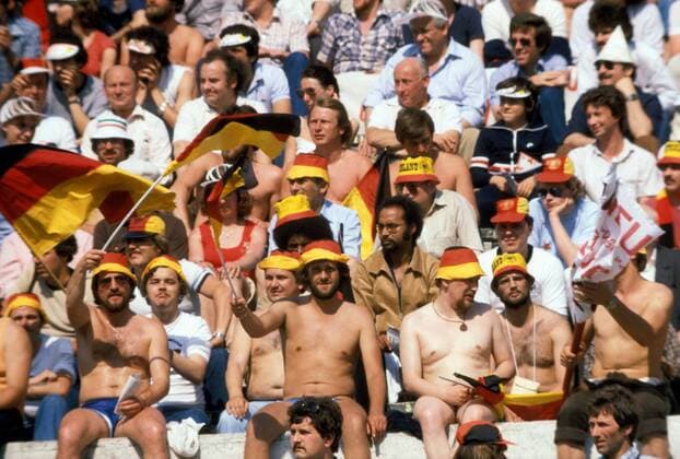 Deutsche Fans verfolgen mit freiem Oberkörper die Vorrundenpartie Fußball Länderspiel Herren EM 1980, Nationalmannschaft, Gruppe A, BRD, BR Deutschland Totale Rom Fußball Länderspiel Herren EM 1980, Nationalmannschaft, Gruppe A, BRD, BR Deutschland Totale Rom