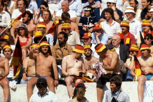 Deutsche Fans verfolgen mit freiem Oberkörper die Vorrundenpartie Fußball Länderspiel Herren EM 1980, Nationalmannschaft, Gruppe A, BRD, BR Deutschland Totale Rom Fußball Länderspiel Herren EM 1980, Nationalmannschaft, Gruppe A, BRD, BR Deutschland Totale Rom
