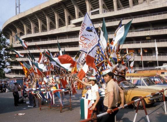 Fliegende Händler bieten vor dem Stadio Olimpico Fanutensilien und Fahnen der Teilnehmerländer an Fußball Länderspiel Herren EM 1980, Nationalmannschaft, Gruppe A, italienisch, italienische, italienischer Totale Stadio Olimpico, Stadion, Olympiastadion Rom, Schriftzug, Außenbereich, Parkplatz Fußball Länderspiel Herren EM 1980, Nationalmannschaft, Gruppe A, italienisch, italienische, italienischer Totale Stadio Olimpico, Stadion, Olympiastadion Rom, Schriftzug, Außenbereich, Parkplatz