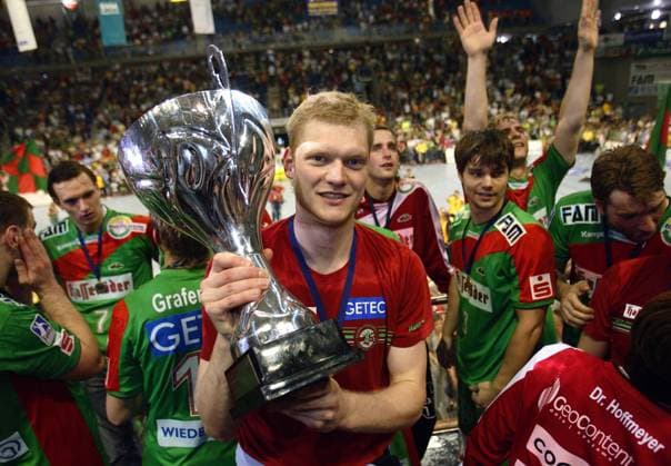 Torwart Johannes Bitter präsentiert nach dem Gewinn des EHF Cup 2006 2007 durch den SC Gladiators Magdeburg die Trophäe Handball EC 3 Herren EHF Cup 2006 2007, Pokal, Finale, Endspiel SC Gladiators Magdeburg, SCM Einzelbild Europapokal, Europacup, Rückspiel Magdeburg Freude, Handball EC 3 Herren EHF Cup 2006 2007, Pokal, Finale, Endspiel SC Gladiators Magdeburg, SCM Einzelbild Europapokal, Europacup, Rückspiel Magdeburg Freude,
