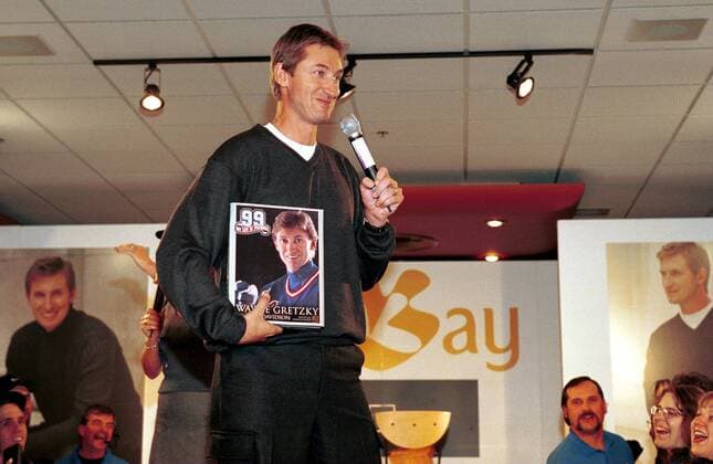 Wayne Gretzky (Kanada) bei der Wayne Gretzky Collection Fashion Show -  (VAN99100204) Eishockey Herren NHL 1999 2000 Einzelbild Vancouver Kanada Eishockey Herren NHL 1999 2000 Einzelbild Vancouver Kanada