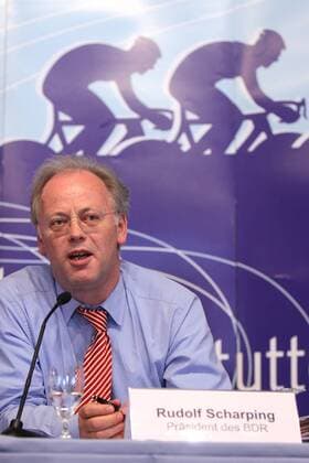 BDR Präsident Rudolf Scharping (Deutschland) während der Pressekonferenz Radsport WM Herren Vorschau WM 2007, Straßenradsport, Straße, Rad, Pressetermin Einzelbild Frankfurt M. Radsport WM Herren Vorschau WM 2007, Straßenradsport, Straße, Rad, Pressetermin Einzelbild Frankfurt M.